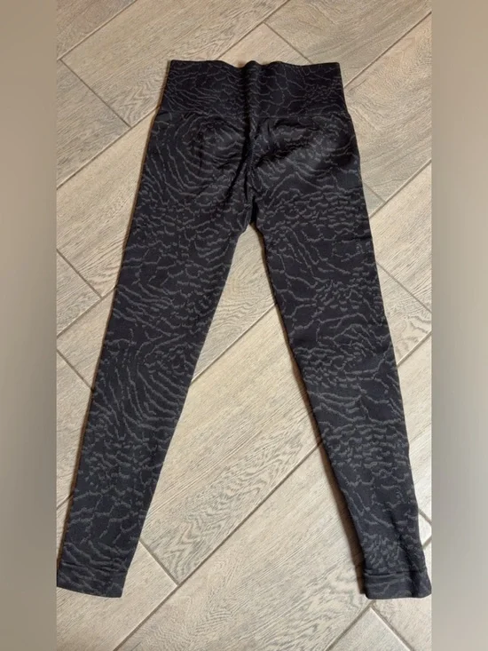 Gymshark Adapt Animal Seamless High-Waisted Leggings - Black/Gray #V00 - Picture 6 of 6